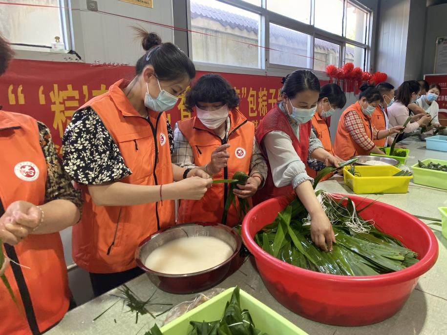 青口供電所黨支部聯(lián)合生產(chǎn)生活服務(wù)中心分會、黃沙坨社區(qū)，共同舉辦“悠悠艾草香 濃濃端午情”系列活動。.png